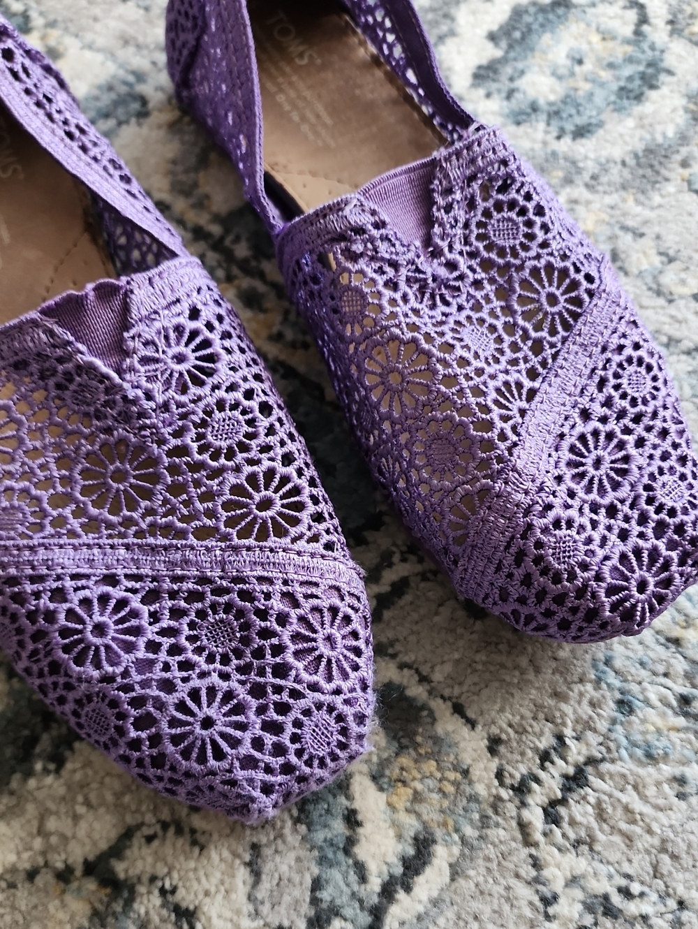 TOMS SHOES - Picture 2 of 9